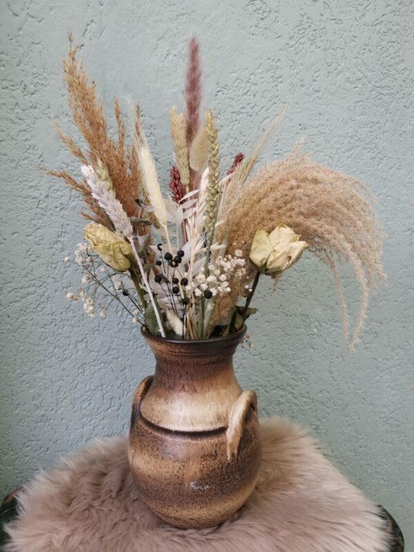 Droogbloemen boeket in vintage kruik