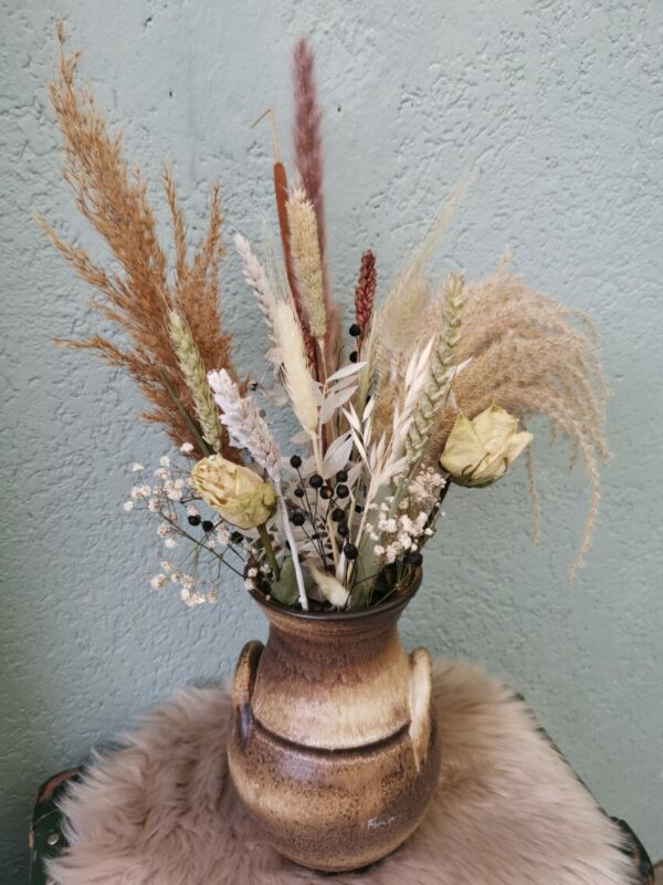 Droogbloemen boeket in vintage kruik