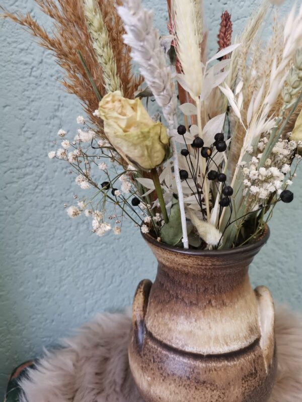 Droogbloemen boeket in vintage kruik